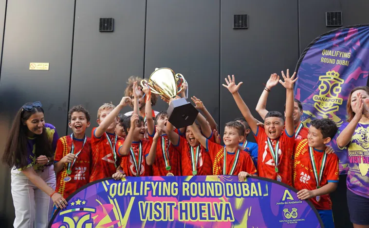Imagen principal - El Fursan Hispania FC de Michel Salgado gana la Gañafote Cup en Dubai
