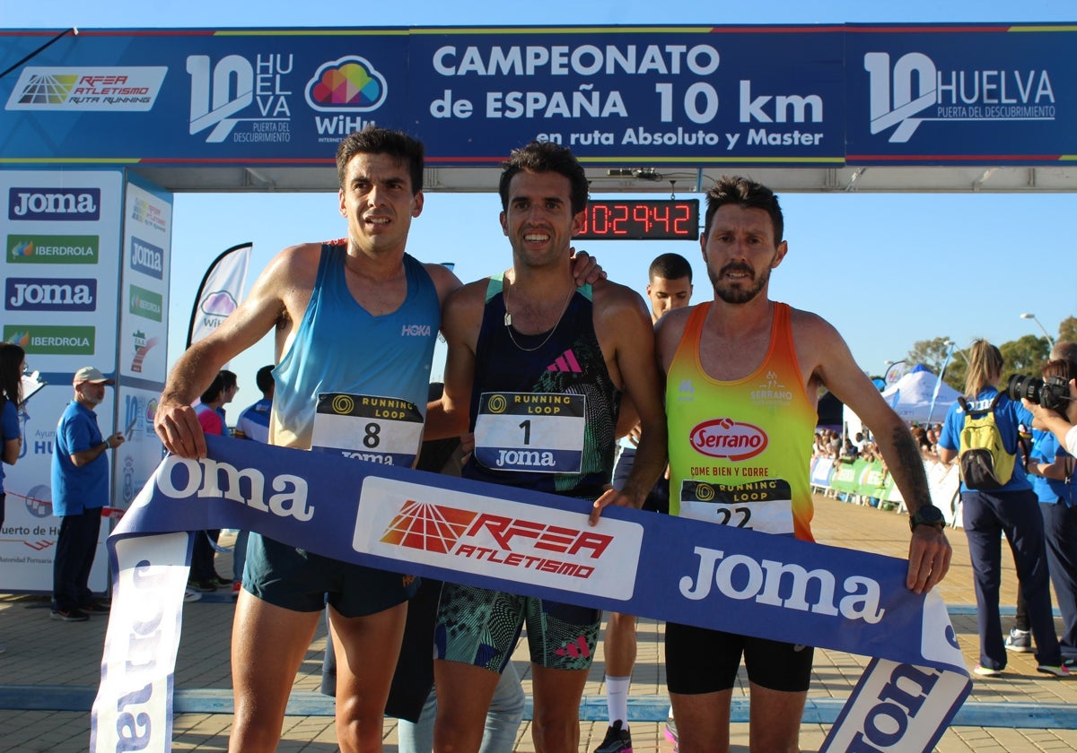 Jesús Gómez, en el centro, ganador del 10k de Huelva de 2023