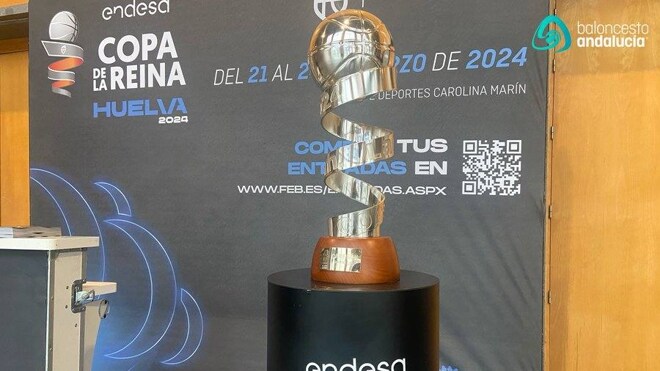 El trofeo de la Copa de la Reina está expuesto estos días en el Palacio de los Deportes Carolina Marín