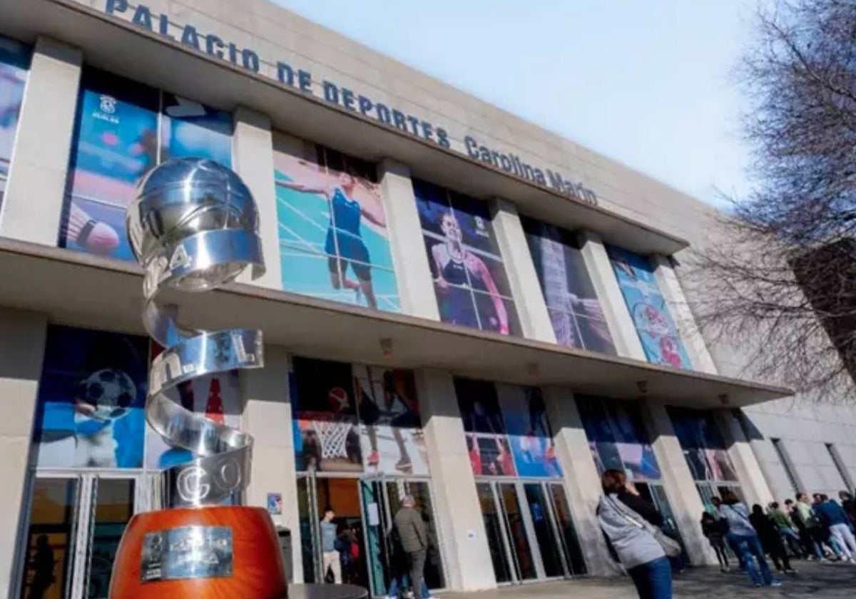 La Copa de la Reina, con el Palacio Carolina Marín de fondo, donde se disputará el torneo