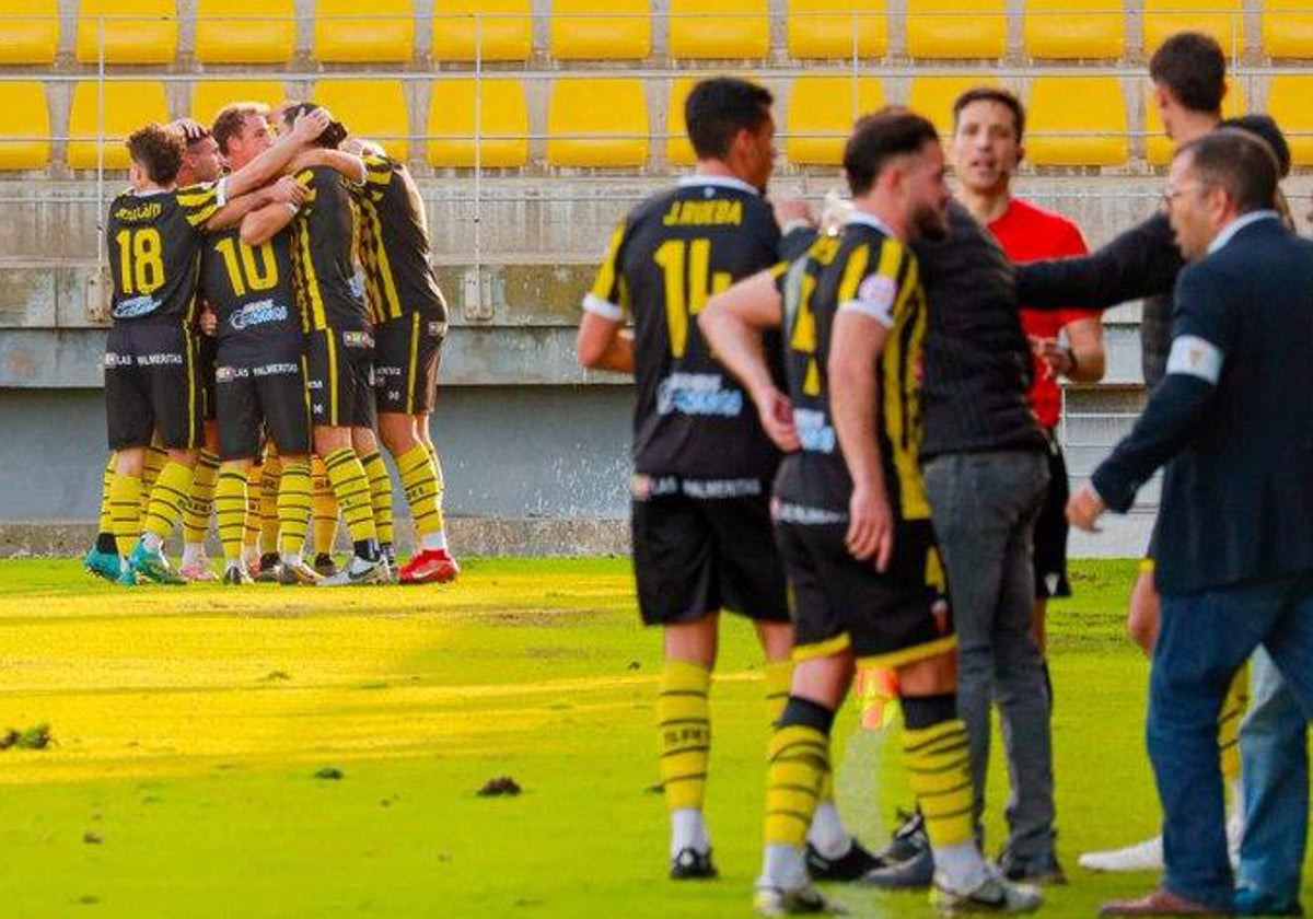 Los jugadores del San Roque de Lepe celebrando uno de sus cuatro goles contra el Cartagena B