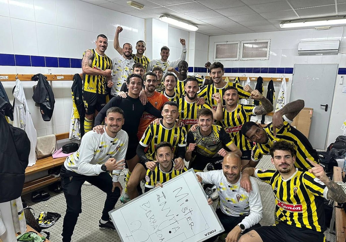 Los jugadores del San Roque de Lepe celebrando su importante victoria ante el Águilas