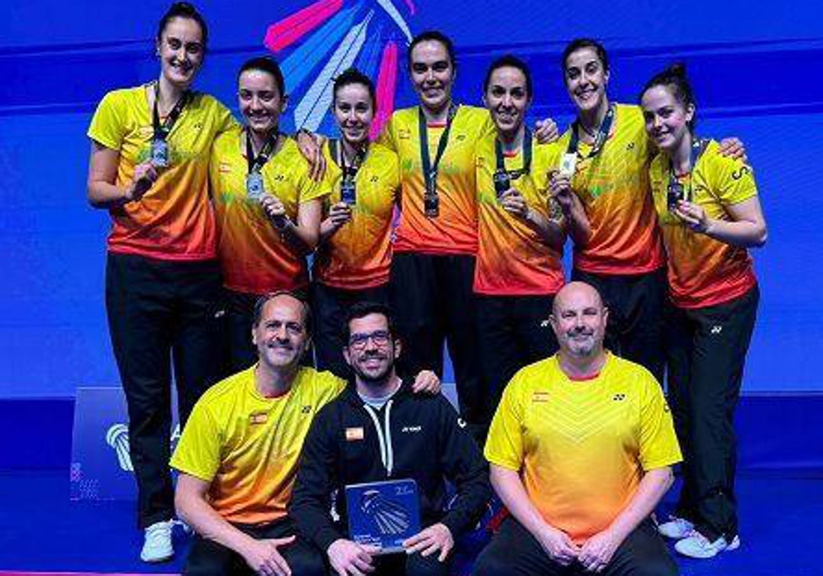 Carolina Marín celebrando la medalla de plata conseguida con la Selección Española