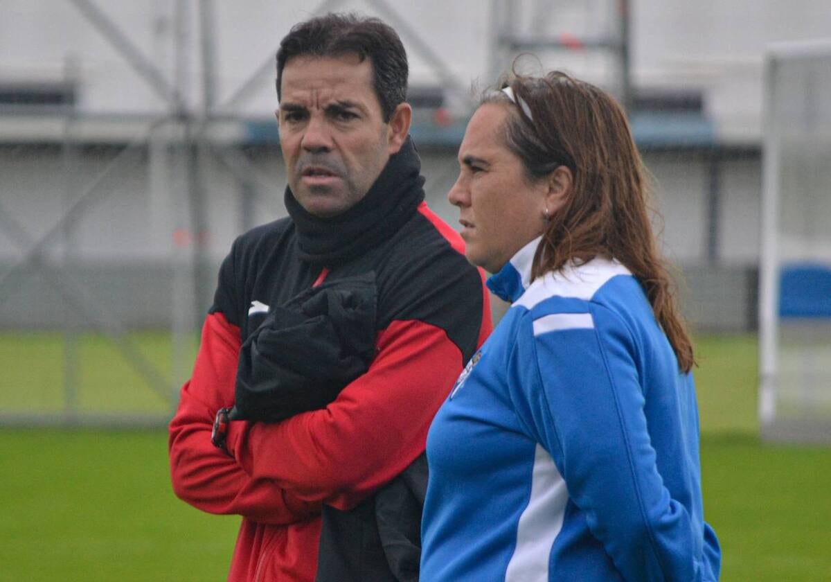 Iván Rosado junto a Jenny Benítez en un entrenamiento del Sporting Huelva