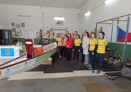 Mujeres que han padecido cáncer de mama tripulan el nuevo 'dragón boat' del CD Piragüismo Tartessos Huelva