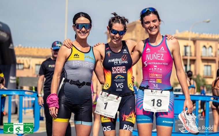 Imagen principal - Campeonato de Andalucía de Duatlón en Punta Umbría: Oro para Sandra Schenkel y medalla de cariño para Emilio Martín