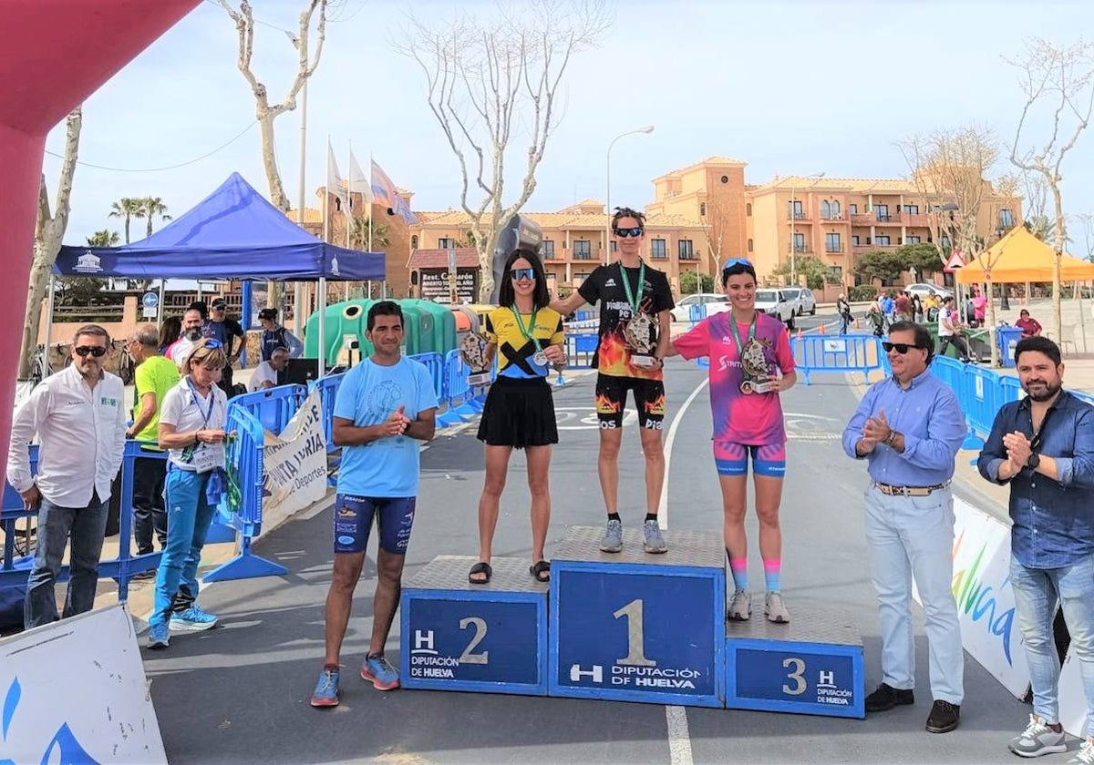 Podio femenino del Campeonato de Andalucía de Duatlón, con Sandra Schenkel en lo más alto