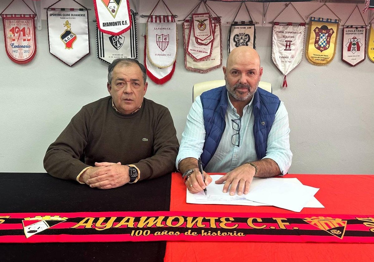 Cándido Rosado estampando su firma como nuevo técnico del Ayamonte