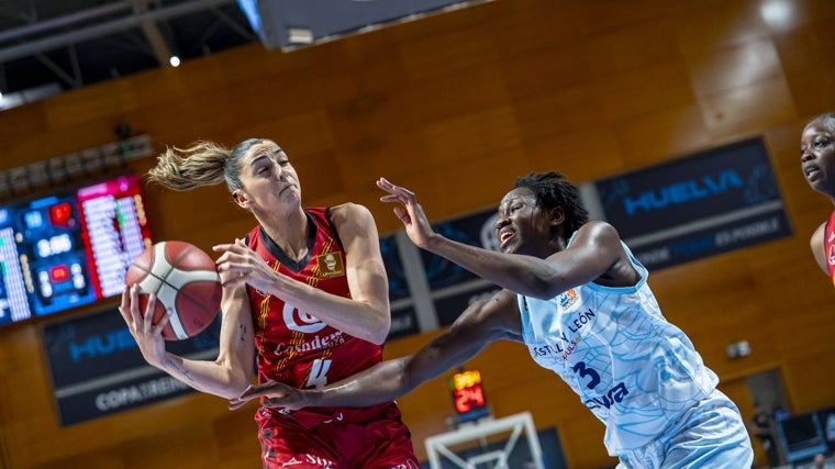 Un duelo en el partido entre el Casademont Zaragoza y el Perfumerías Avenida