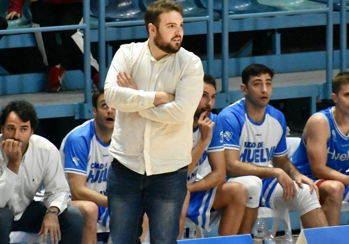 Íñigo Núñez, técnico del Ciudad de Huelva, en el banquillo en un partido de esta temporada