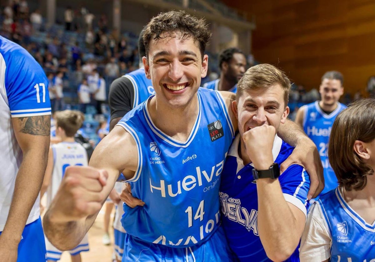 Fede Ristori y Fran Cárdenas celebrando la victoria del Ciudad de Huelva frente a Salou