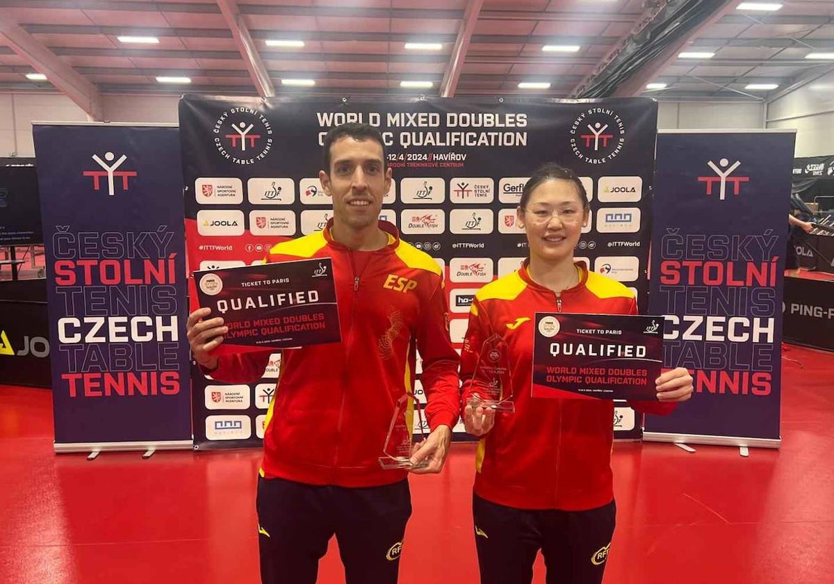 Álvaro Robles celebrando junto a María Xiao su clasificación para las Olimpiadas de París