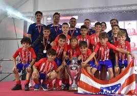 Los jóvenes jugadores del Atlético de Madrid celebrando su victoria en la categoría Oro