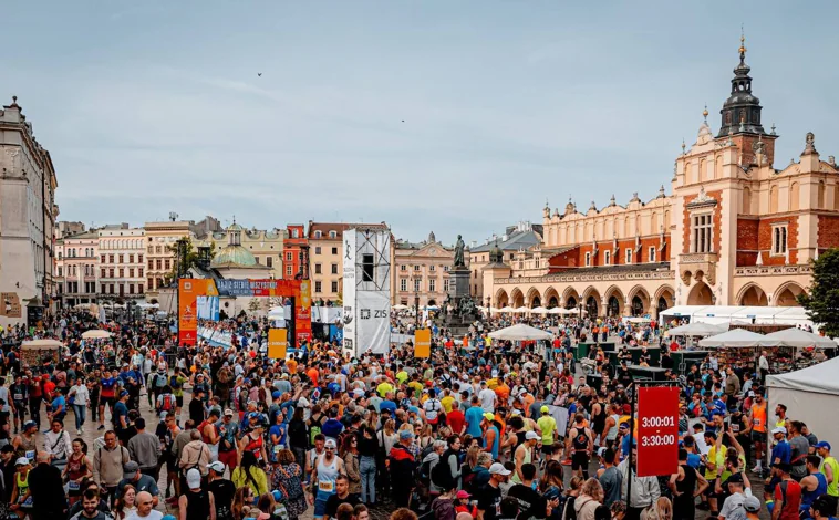 Imagen principal - La maratón de Cracovia es la prueba más importante de Polonia y reunió a atletas de 70 nacionalidades distintas