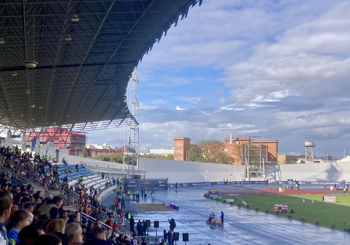 Gran ambiente en la tribuna del estadio Iberoamericano 'Emilio Martín'