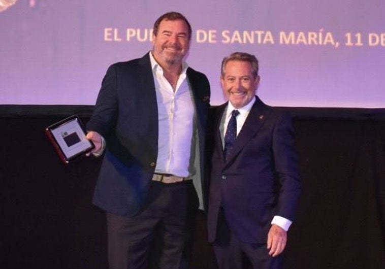 Luis Marquínez recogiendo la insignia de plata de la Federación Andaluza de Vela