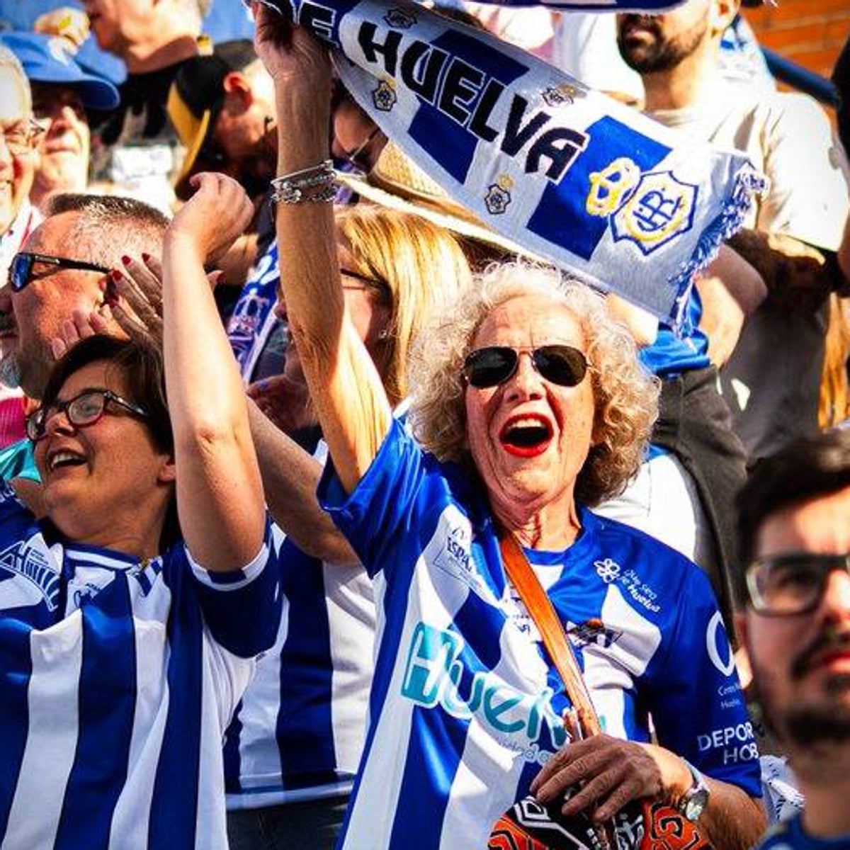 Aficionadas del Sporting Huelva animando en un partido en la grada del Nuevo Colombino
