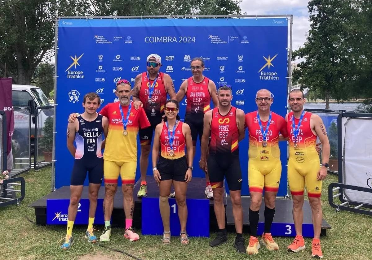 Carmen González, en el centro, con su medalla de oro ganada en el Europeo