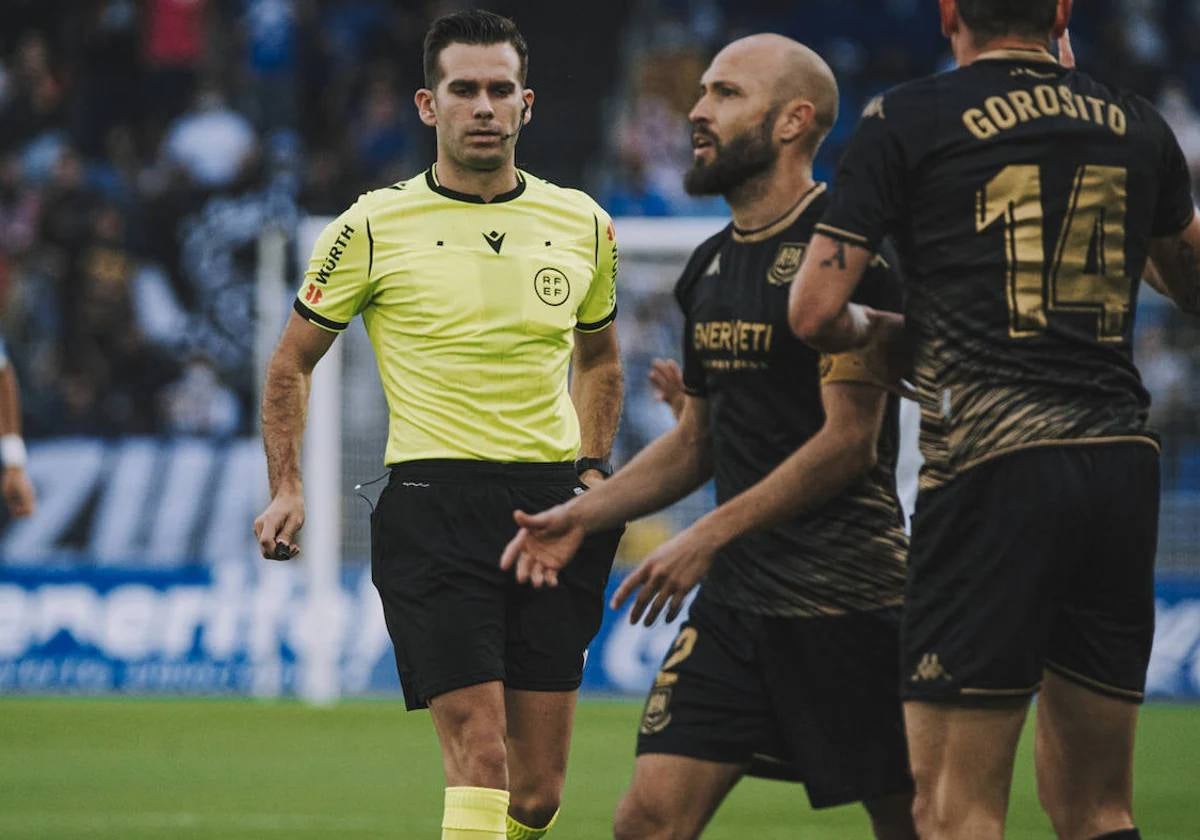 Alejandro Quintero dirigiendo un encuentro la pasada temporada en Segunda División