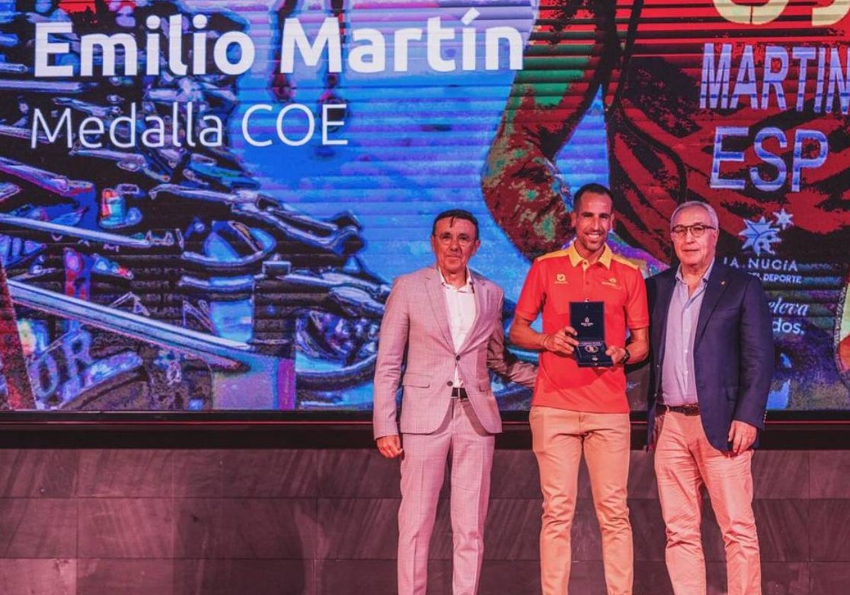 Emilio Martín, con la medalla del COE