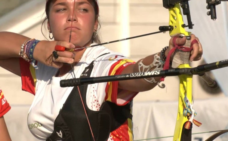 Imagen principal - Las arqueras onubenses Marta Aznar y Leticia Romero, campeonas de Europa Sub 18