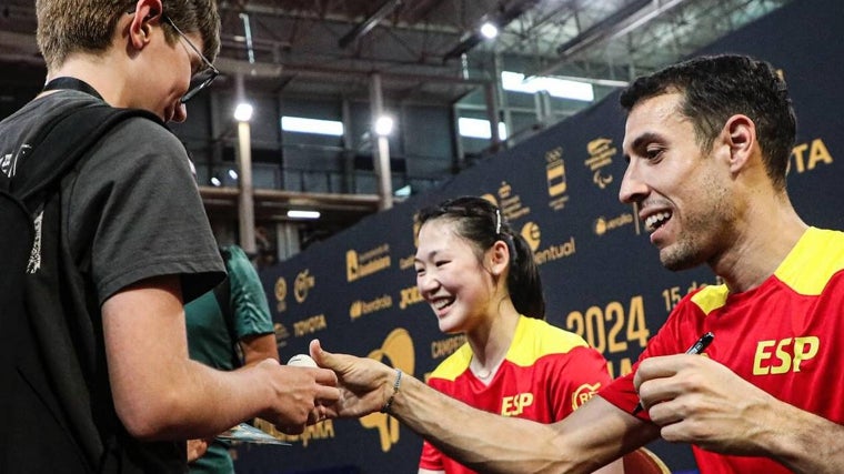 Álvaro Robles y María Xiao, firmando autógrafos