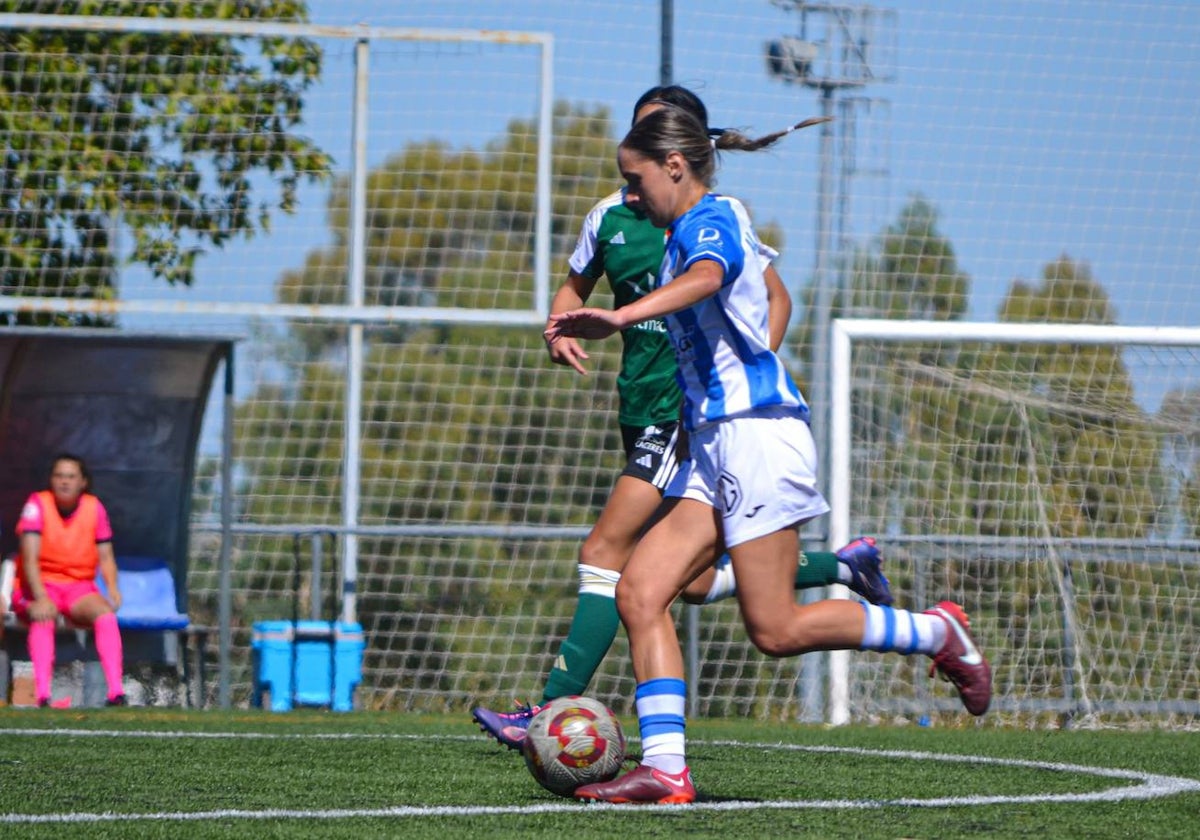 Un lance del debut liguero del Sporting Huelva visitando al Cacereño