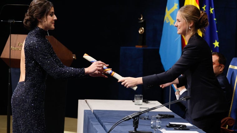 Carolina Marín recoge el premio de la mano de Doña Leonor