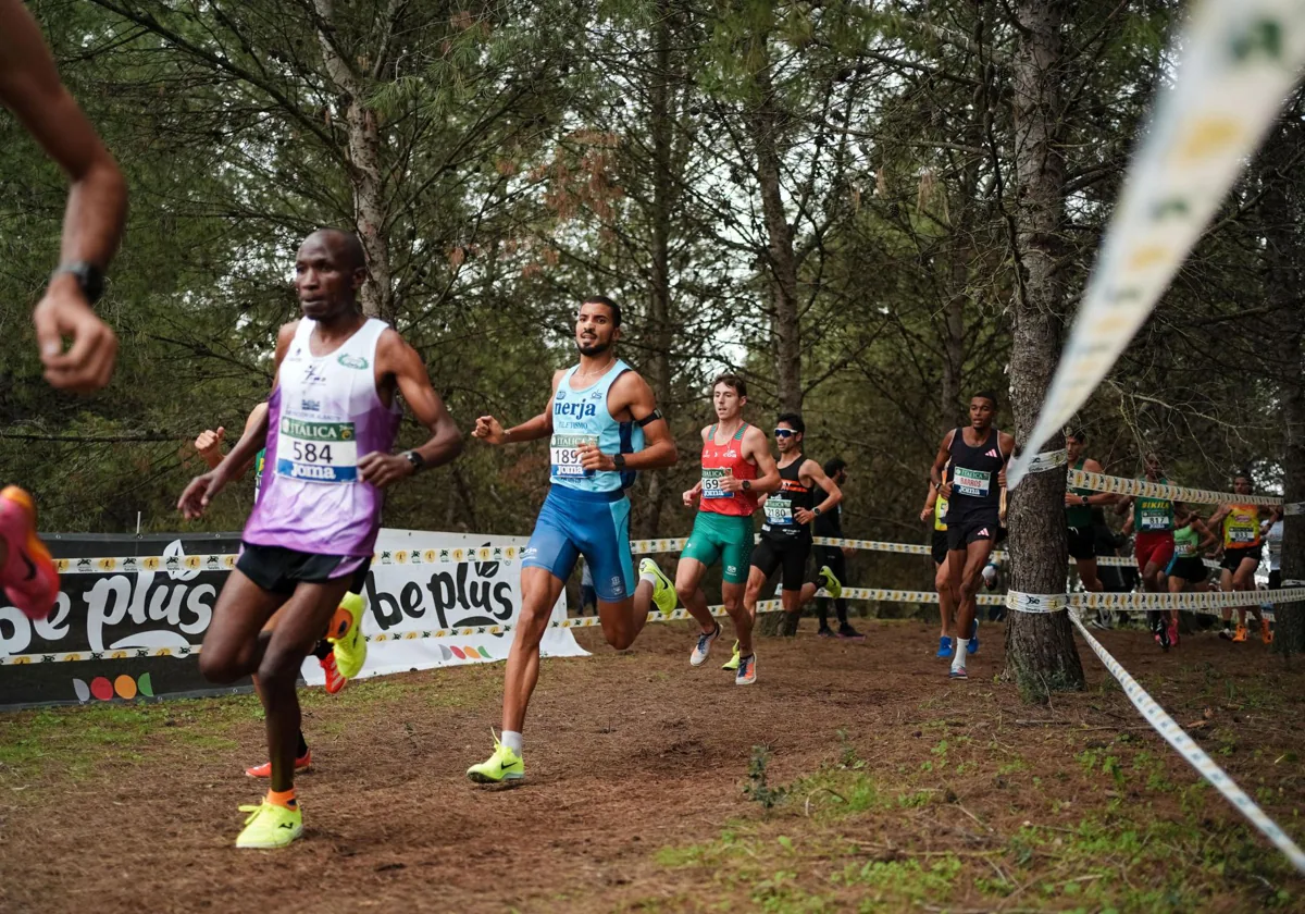 Zakaria Boufaljat, en el centro durante el Cross de Itálica