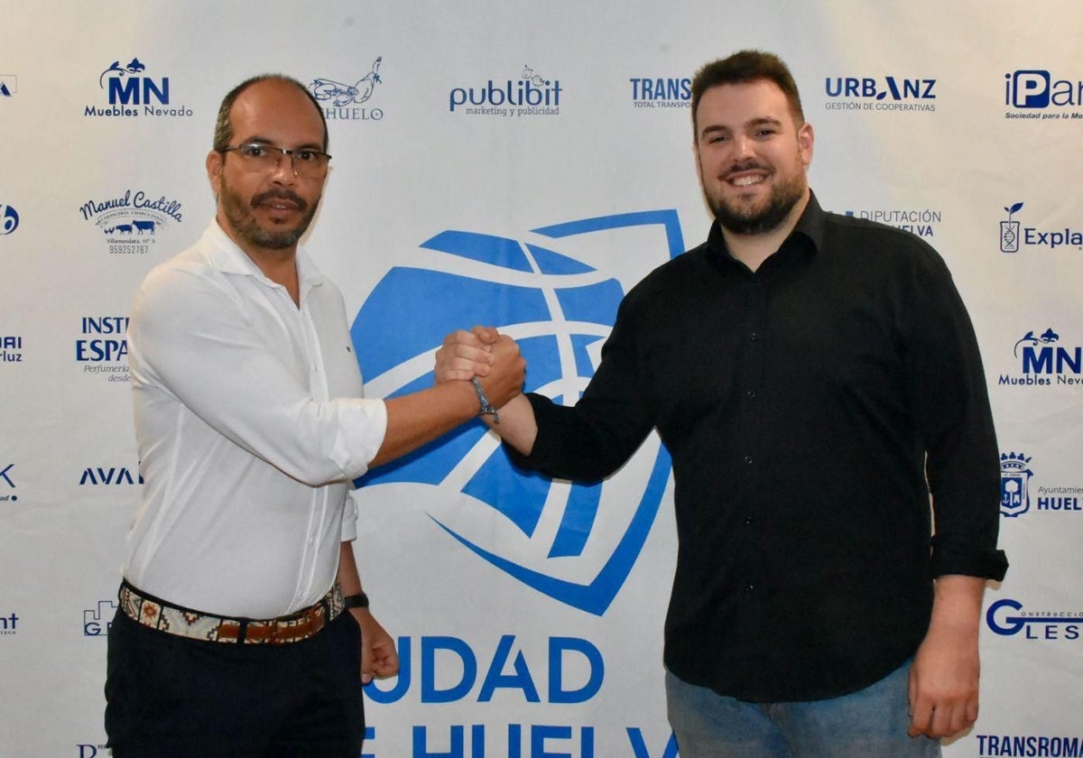 Íñigo Núñez durante su presentación oficial como entrenador del Ciudad de Huelva en el verano de 2023