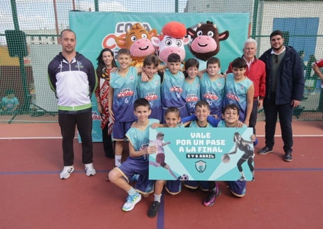 Imagen secundaria 1 - Abajo, el C.B. Lepe Alius, ganadores en la categoría de Baloncesto Masculino, y el S.D.A. Aljaraque, vencedor en fútbol masculino