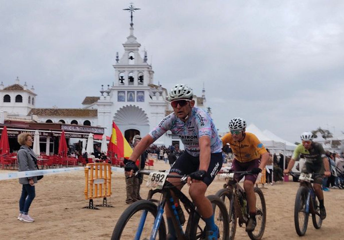 Ciclistas pasando junto al santuario del Rocío