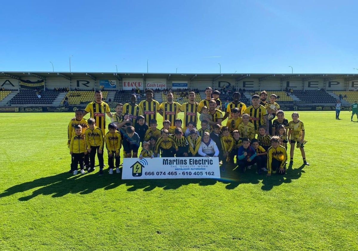 Jugadores del club aurinegro, antes del inicio del partido