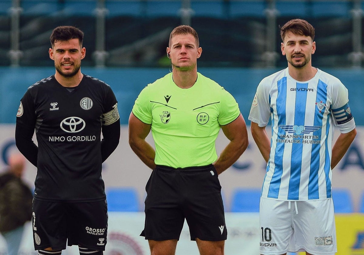 Los capitanes y el colegiado antes de comenzar el partido Atlético Central-Bollullos