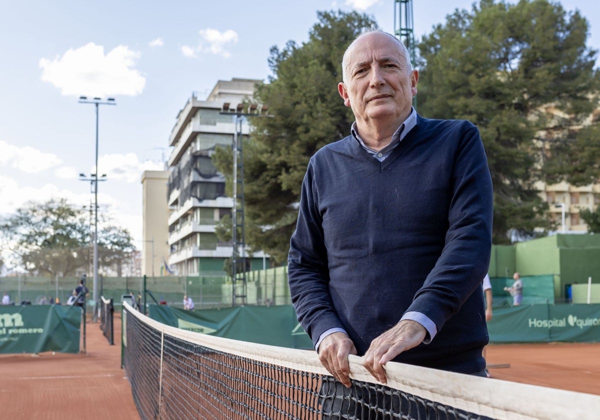 Rafael Romero en una de las pistas del Real Club Recreativo de Tenis de Huelva