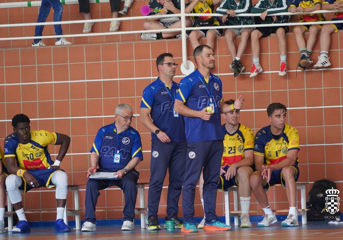 El técnico Javier Ollero y su segundo, Sergio Cruzado, en el banquillo del conjunto amarillo
