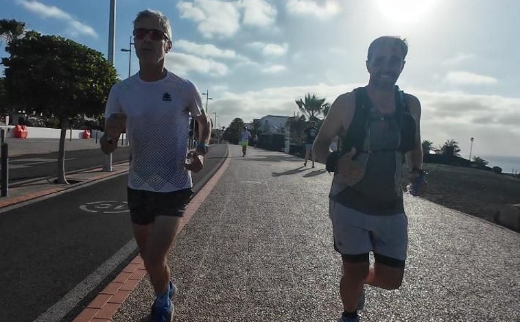 Imagen principal - Tres momentos del maratón, en el que Martín Fiz ha estado unos kilómetros con Enrique Llimona