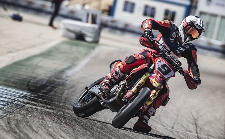 Imagen principal - Paquito Gómez sigue aspirando al título mundial de Supermotard tras ser segundo en Cerdeña