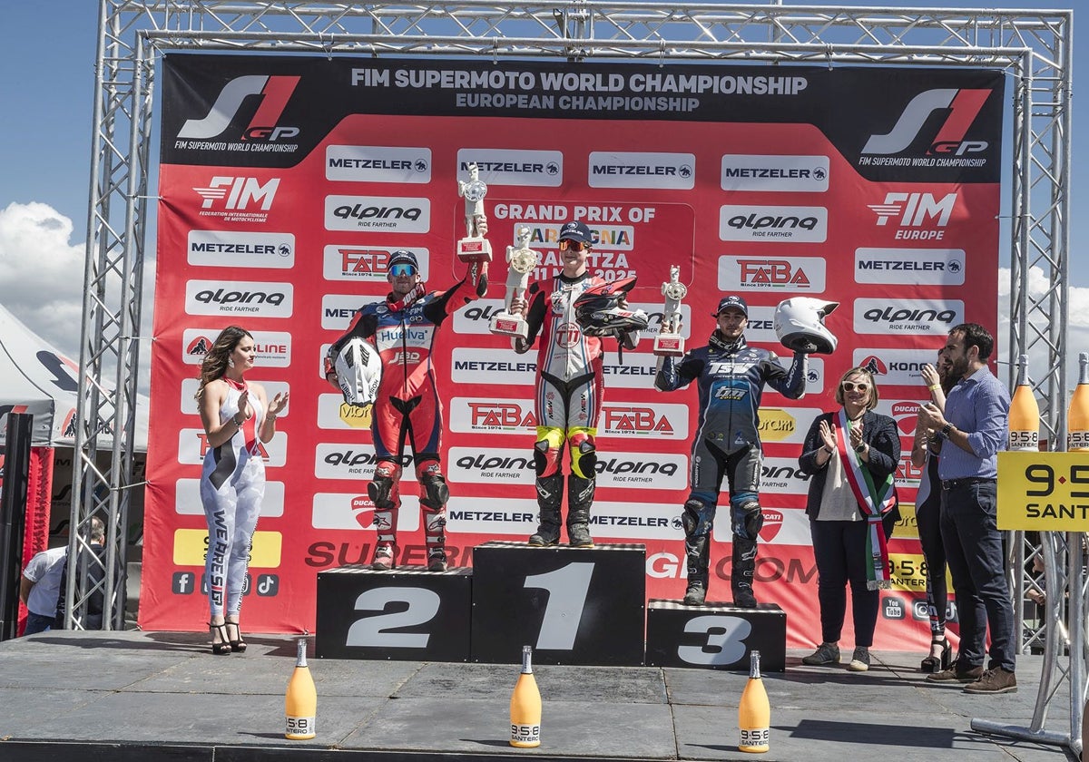 Paquito Gómez Requena, a la izquierda en el podio