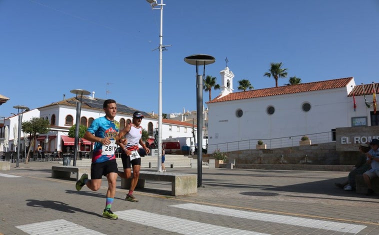 Imagen principal - Victorias de Alejandro Illán y Paula Rodríguez en la XIII Media Maratón Ruta Hoteles Cartaya