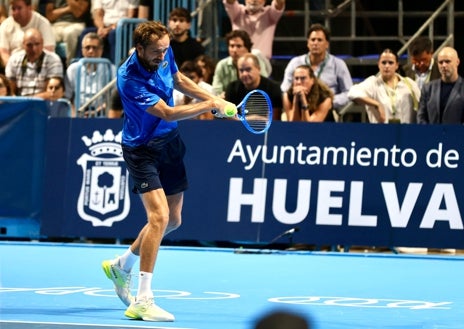 Imagen secundaria 1 - Copa del Rey de Tenis de Huelva: Daniil Medvedev conquista ante Alejandro Davidovich la edición número 100