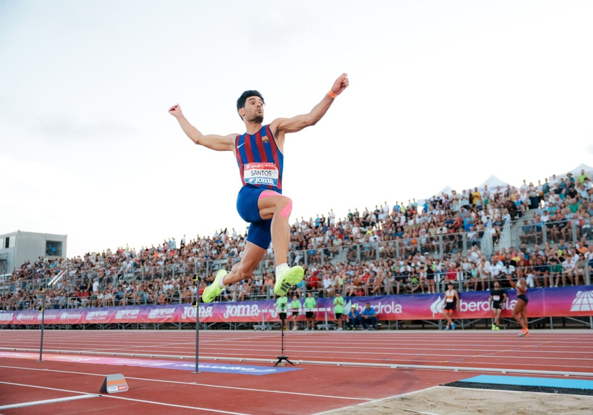Héctor Santos, saltando en el campeonato