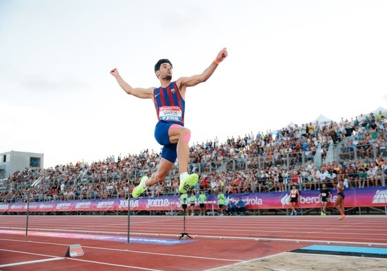 Héctor Santos, saltando en el campeonato