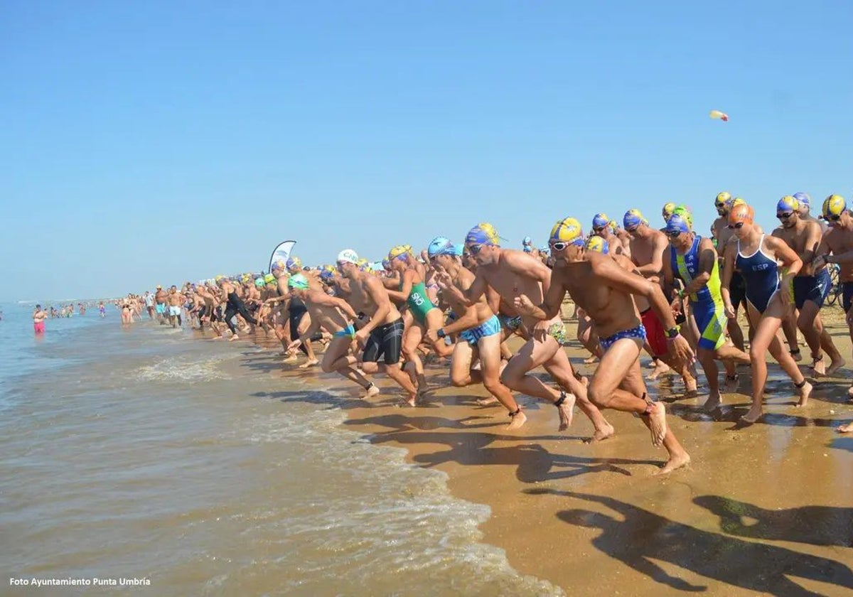 Nadadores saliendo a aguas abiertas en Punta Umbría