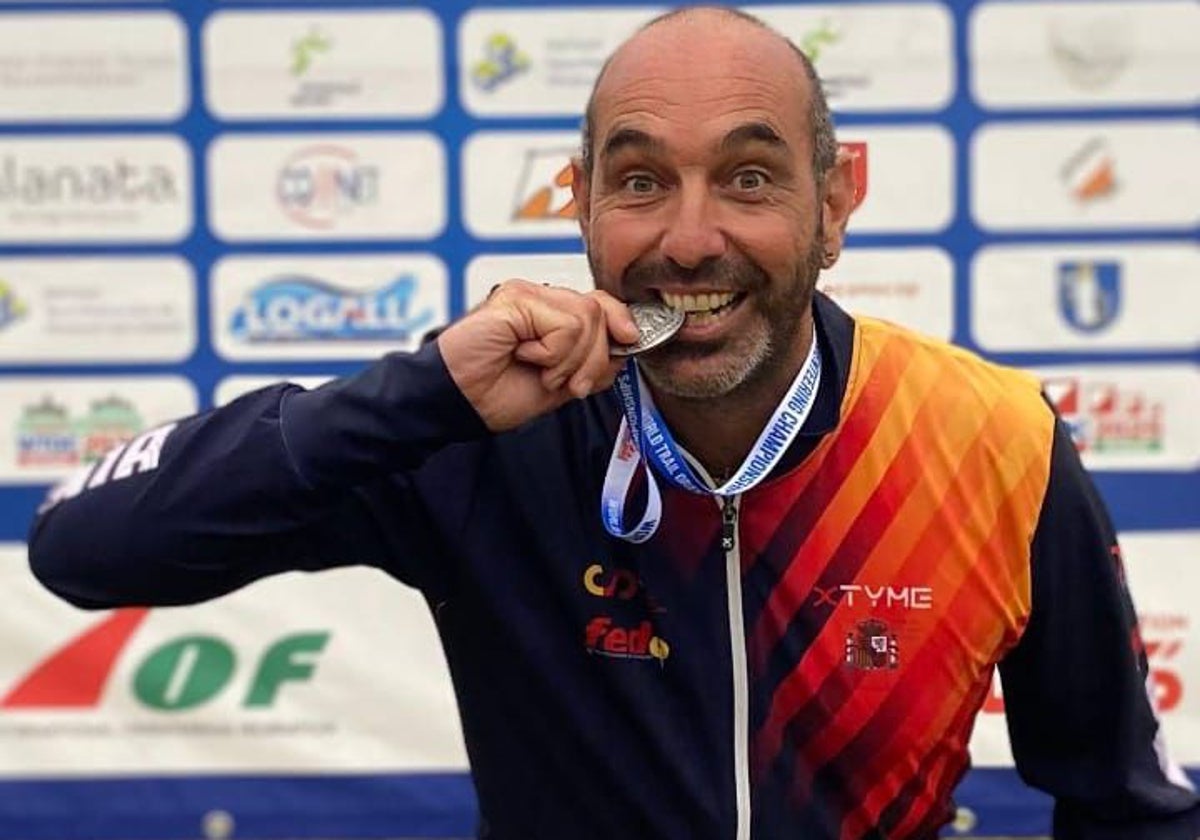 El onubense muerde la medalla de plata conseguida