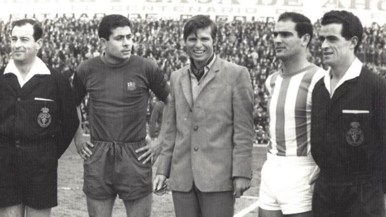 Juanín junto a Olivella, capitán del Barcelona, y el torero 'El Cordobés' en un partido de la temporada 1965/66