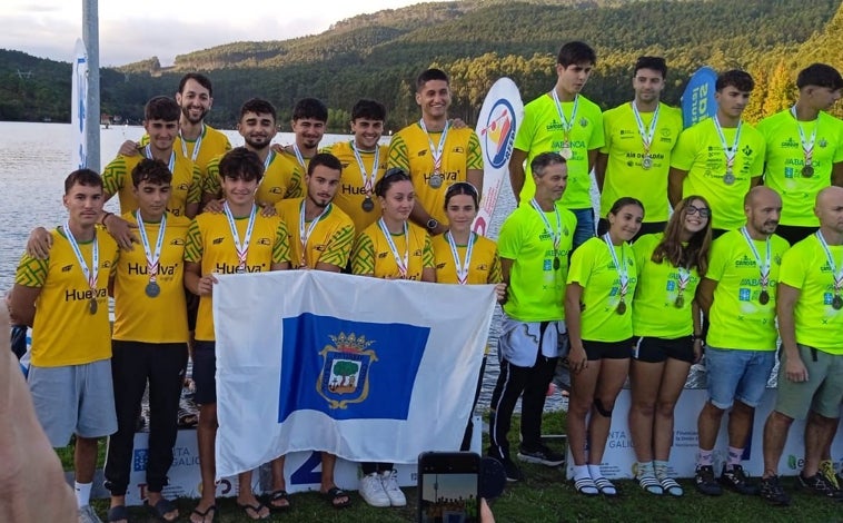 Imagen principal - El Barco Dragón del CD Tartessos Huelva reina en el Campeonato de España