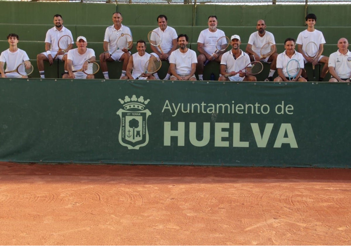 Los jugadores se caracterizaron como en la época en la que se fundó el club onubense a finales del siglo XIX