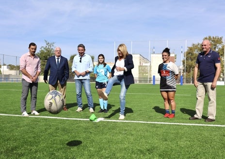 Imagen secundaria 1 - La alcaldesa de Huelva, Pilar Miranda, hizo el saque de honor con el que se inauguró el campo de rugby en El Torrejón
