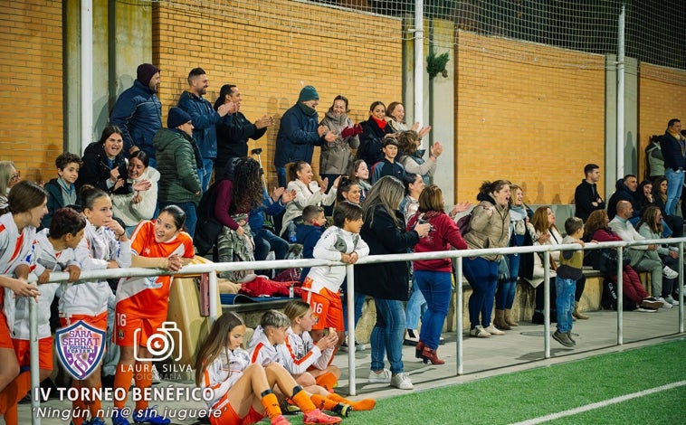 Imagen principal - Sara Serrat anima a participar en el V Torneo &#039;Ningún Niñ@ sin Juguete&#039;: «Podemos ayudar a muchas familias»
